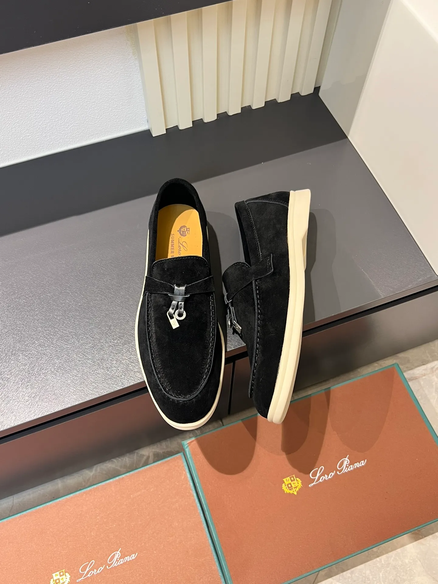 Men's shoes 💰p360 "Loro men's shoes 💰pian'*" Classic L men's shoes for couples 💰p Top version British flat loafers, a must-have item in old money style, the minimalist design is eye-catching and durable, a plus point for dressing The soft foot feel and texture are outstanding. They don’t scratch your feet and are very nice. They are matched with soft and waxy soles. They can be worn daily for a long time without getting tired. They are easy to wear, versatile and classic items, with perfect foot feel and texture! Imported cashmere fabric, the lining is made of imported A-grade water-dyed cow lining, the top version of the genuine leather midsole is sewn with pure handmade mark thread! Size: Female 35-40 (34. Customized) Male 38-44 (45.46. Customized)